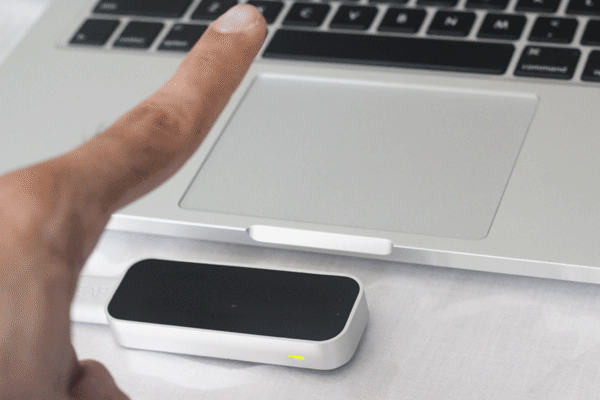 Circling my finger above the Leap Motion to mute the incoming call
